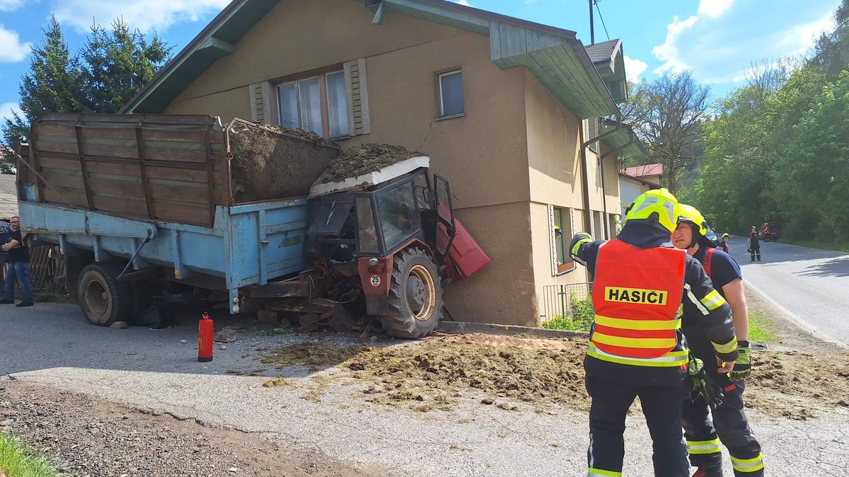 Traktor se na Semilsku proboural do domu. Zmizela v něm skoro půlka